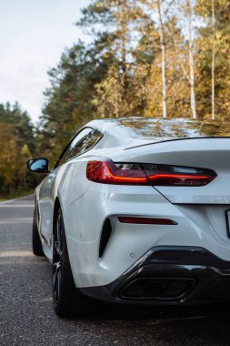 MINSK, BELARUS 12 Ekim 2020: Minsk 'ten otomotiv gazetecileri için test sürüşü etkinliğinde BMW 8 serisi