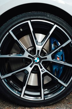 MINSK, BELARUS 12 Ekim 2020: Minsk 'ten otomotiv gazetecileri için test sürüşü etkinliğinde BMW 8 serisi