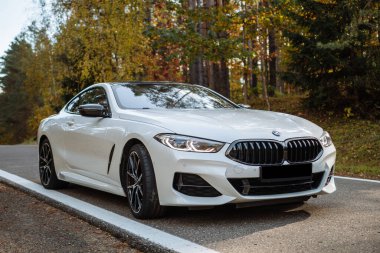 MINSK, BELARUS 12 Ekim 2020: Minsk 'ten otomotiv gazetecileri için test sürüşü etkinliğinde BMW 8 serisi