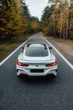 MINSK, BELARUS 12 Ekim 2020: Minsk 'ten otomotiv gazetecileri için test sürüşü etkinliğinde BMW 8 serisi