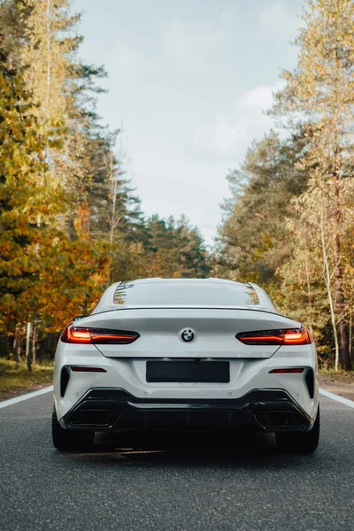 MINSK, BELARUS 12 Ekim 2020: Minsk 'ten otomotiv gazetecileri için test sürüşü etkinliğinde BMW 8 serisi