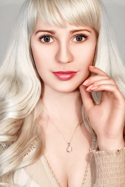 Ler söt blond tjej — Stockfoto