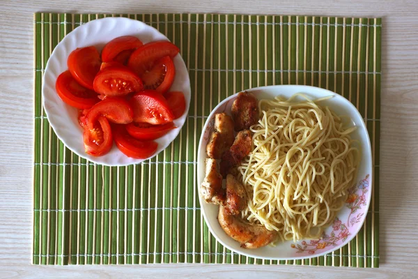 Spaghetti med stekt kycklingfilé — Stockfoto