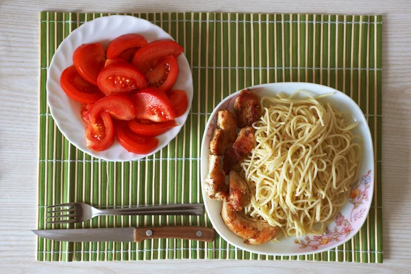 Spaghetti with fried chicken fillet — Stock Photo, Image