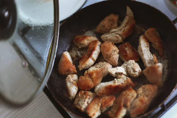 Bir tavada tavuk eti