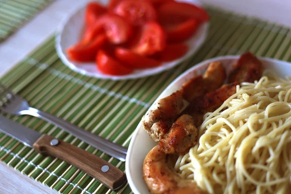 Spaghetti with fried chicken fillet — Stock Photo, Image