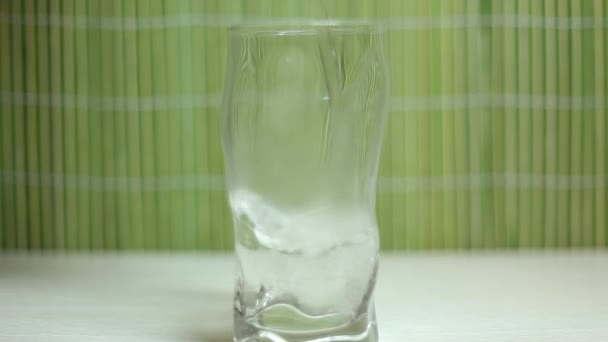 verser de l'eau dans un verre