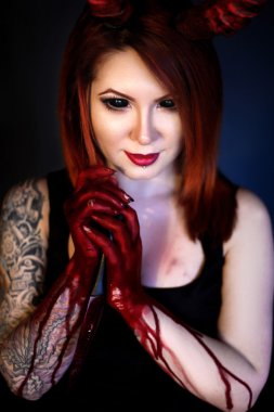 Genç kadın vampir olarak