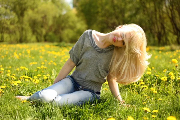 Mooie blonde vrouw — Stockfoto