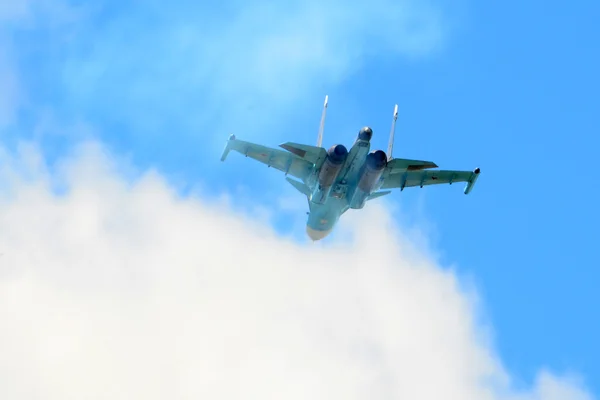 Espectáculo de aviones en el Día de la Victoria en Minsk — Foto de Stock