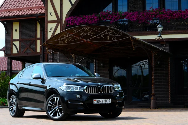 BMW X 6 M50d: a teszt hajt — Stock Fotó