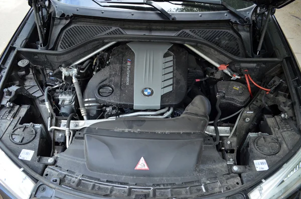 Primer plano del motor BMW X6 M50d — Foto de Stock