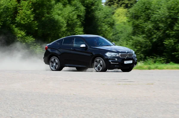 BMW X6 M50d на тест-драйве — стоковое фото