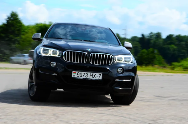 BMW X6 M50d en la prueba de manejo — Foto de Stock