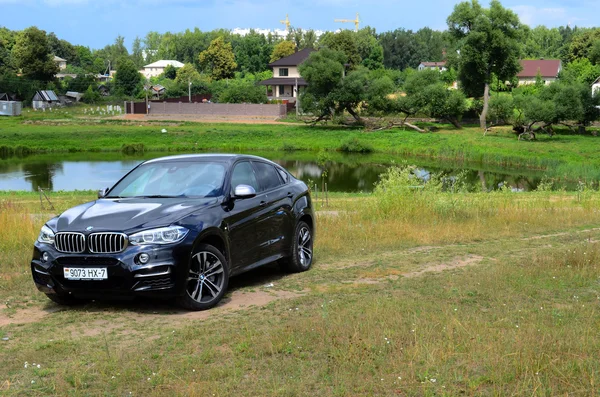 BMW X6 M50d na unidade de teste — Fotografia de Stock