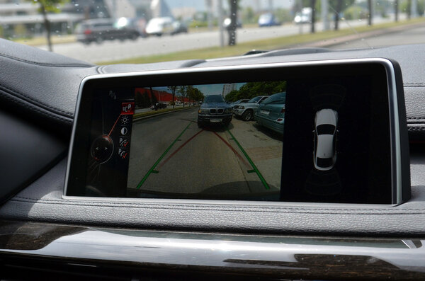 BMW X6 M50d экран внутри
