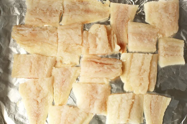 fırın tepsisindeki Pollock fileto