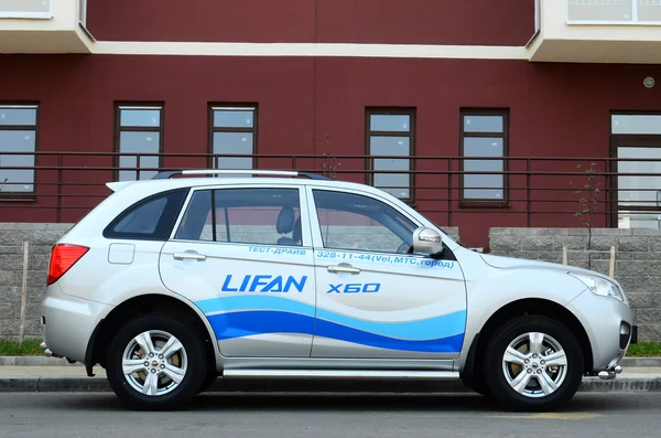 Новый Lifan X60 на тест-драйве — стоковое фото