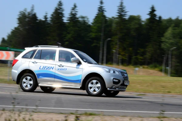 Nieuwe Lifan X 60 op de aandrijving van de test — Stockfoto