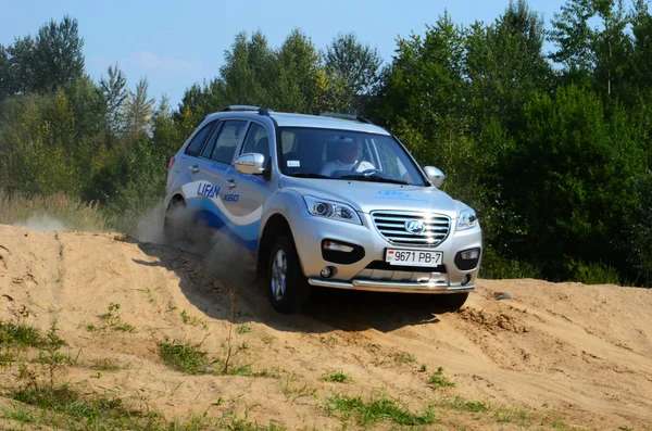 Новый Lifan X60 на тест-драйве — стоковое фото