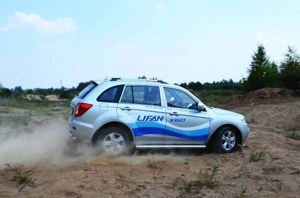 Nieuwe Lifan X 60 op de aandrijving van de test — Stockfoto