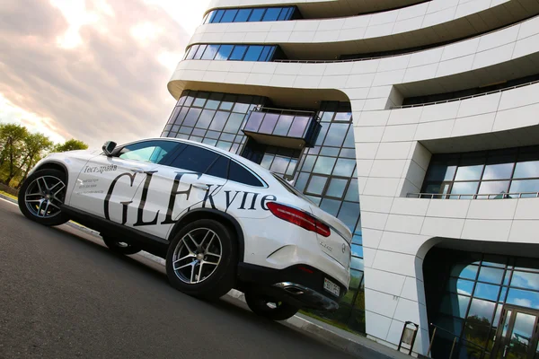 Mercedes-Benz Gle 400 in de buurt van gebouw — Stockfoto