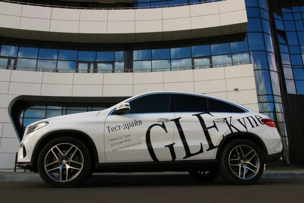 Mercedes-benz gle 400 nahe Gebäude — Stockfoto