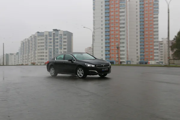 Nieuwe Peugeot 508 op testrit — Stockfoto