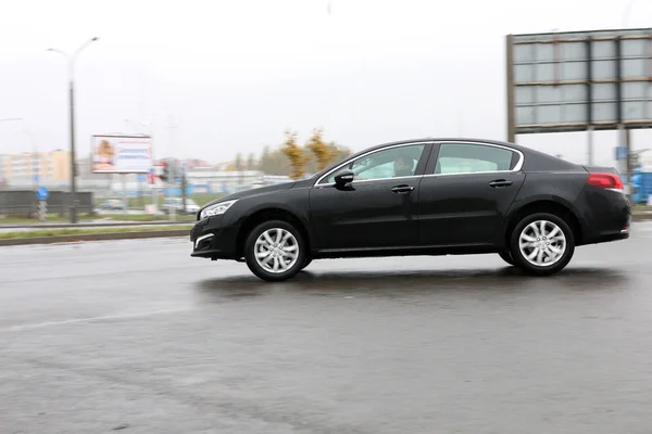 Nieuwe Peugeot 508 op testrit — Stockfoto