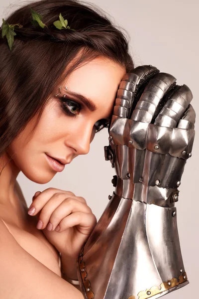 Brunette in korset en knight armor — Stockfoto