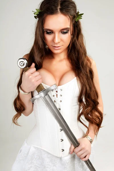 Esmer beyaz korse kılıç holding