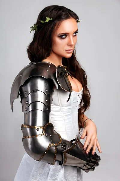 Brunette en corset et armure de chevalier — Photo