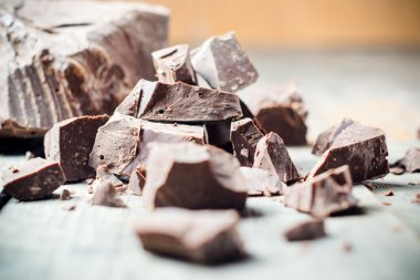 Koyu çikolata parçaları, çikolata şeker, kakao.