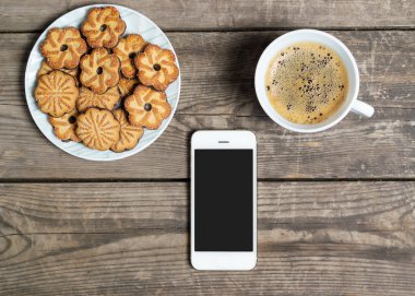 Sabah kahve ile ahşap bir masa tanımlama bilgilerini