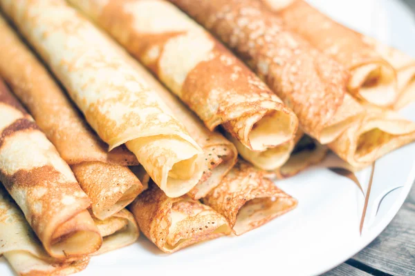 Geröstete Pfannkuchen auf einem Teller. — Stockfoto