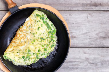 Otlar, dökme demir tavada pişirilmiş Fransız omlet