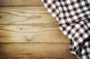 Bir tabloda bir rustik tarzda damalı masa örtüsü.