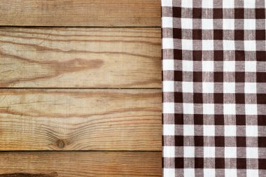 Bir tabloda bir rustik tarzda damalı masa örtüsü.