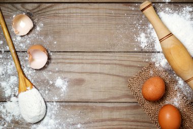 Yumurta, un üzerinde ahşap masa.