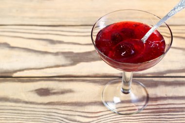 Ahşap masa üzerinde vintage uçan daire içinde çilek reçeli