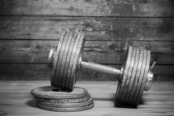 Vintage dumbbell on the wooden floor. — Stock Photo, Image