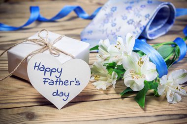 Hediye kutusu, çiçek, kart, şerit ve kravat ahşap tablo