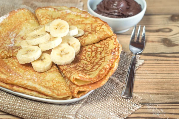 Pannkakor med bananer och choklad pasta — Stockfoto