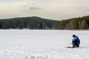 Doğa, boş zamanlarında geçirir Balık tutma. Balık tutma kış.