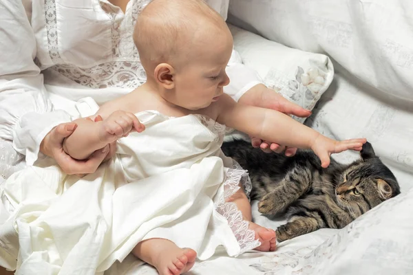 Bebê com o apoio de sua mãe reconhece o mundo  . — Fotografia de Stock