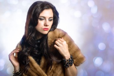 Güzel genç kız kış moda giysiler içinde
