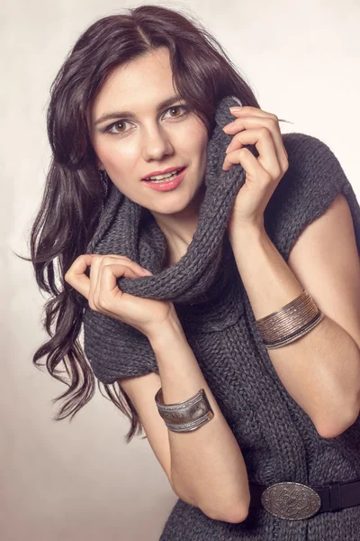 Krásná mladá dívka módní teplé útulný pletený šaty — Stock fotografie