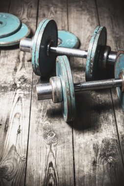 Ahşap zemin üzerinde eski halter