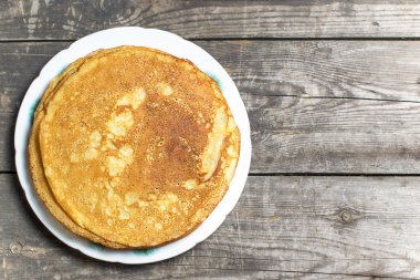 Eski ahşap masada kızarmış krep. Üst görünüm