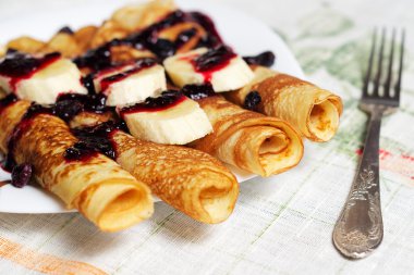 Muz ve reçel ile krep ev yapımı kahvaltı .